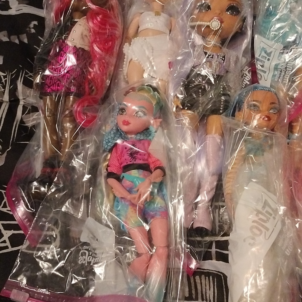 DOLLS - Picture 7 of 17